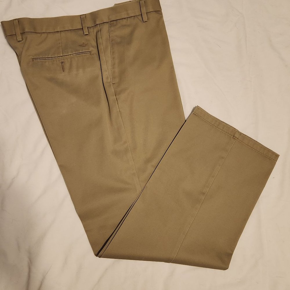 Dockers Relaxed Fit Pleated Front Signature Khaki Pants (36 x 30)